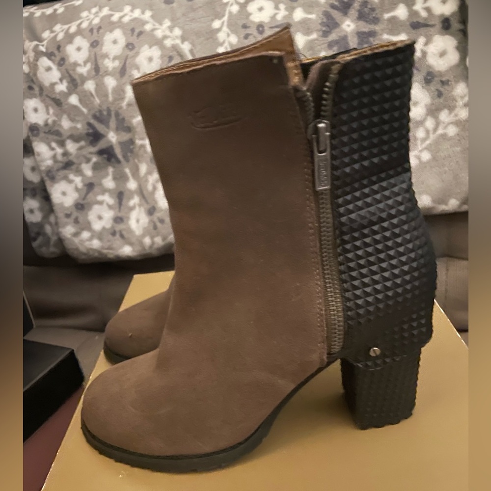 VON DUTCH "FIONA' ANKLE ZIP BOOTIE 2.5" HEEL WOMEN'S US 9 almond suede